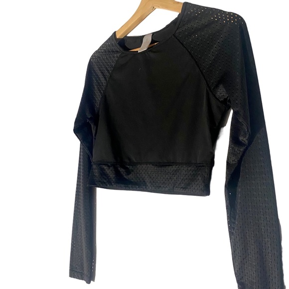 Women's Black Mesh Sleeve Athletic Crop-Top - Picture 4 of 4